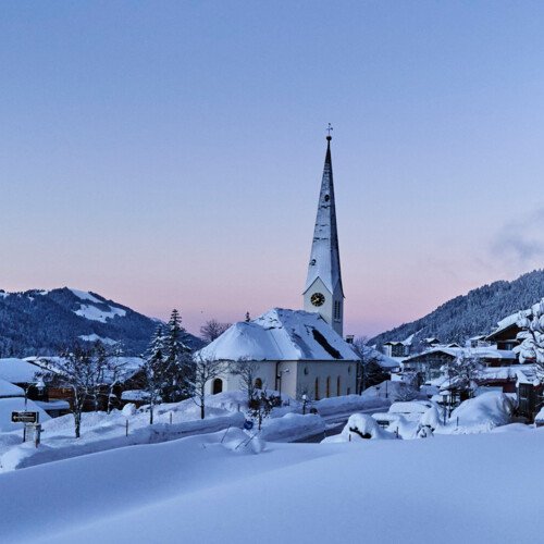 65703b7e435a8Kirche-im-Winter.jpg
